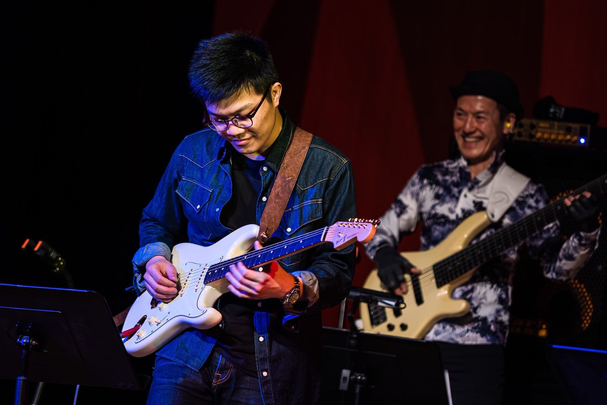 この三日間ずっと弾いてたギター達ーー(3/3)
Kanji Guitar
🐲⚪️

#kanjiguitar #kanjikawabata #hongkongjazzguitarfestival

Photo by Kevin Ku