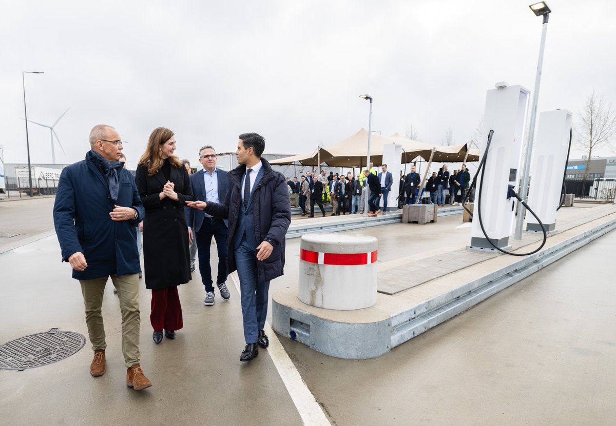 Vandaag was ik bij de opening van het snellaadplein voor elektrische vrachtwagens van @LidlNederland in Oosterhout. De wagens worden opgeladen met stroom van zonnepanelen op het distributiecentrum. Een mooie stap in hun ambitie om voor 2030 alle winkels elektrisch te bevoorraden.