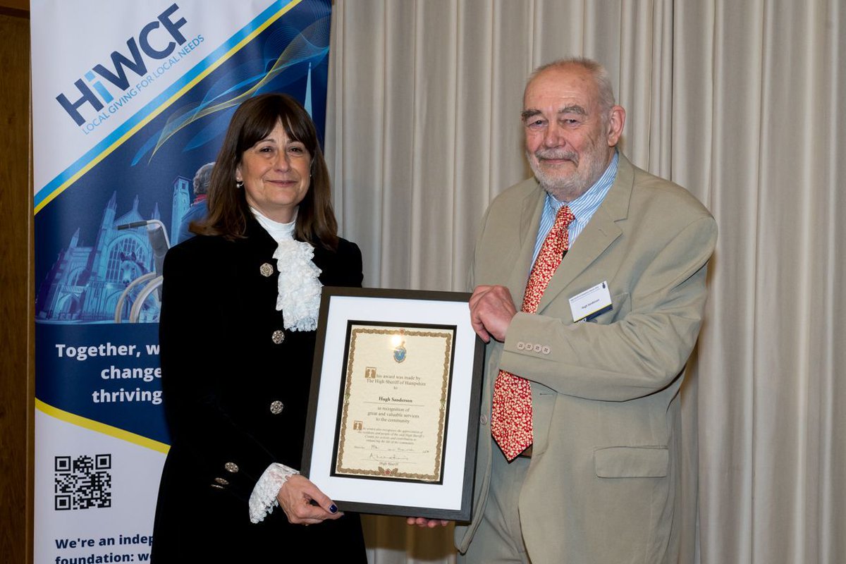 ✨ Celebrating good people doing great things 📸 Hugh Sanderson receives his High Sheriff of Hampshire award for leading a team at HMP Winchester training groups of prisoners as listeners to provide face to face support to other prisoners. buff.ly/4a4XkbU #Samaritans