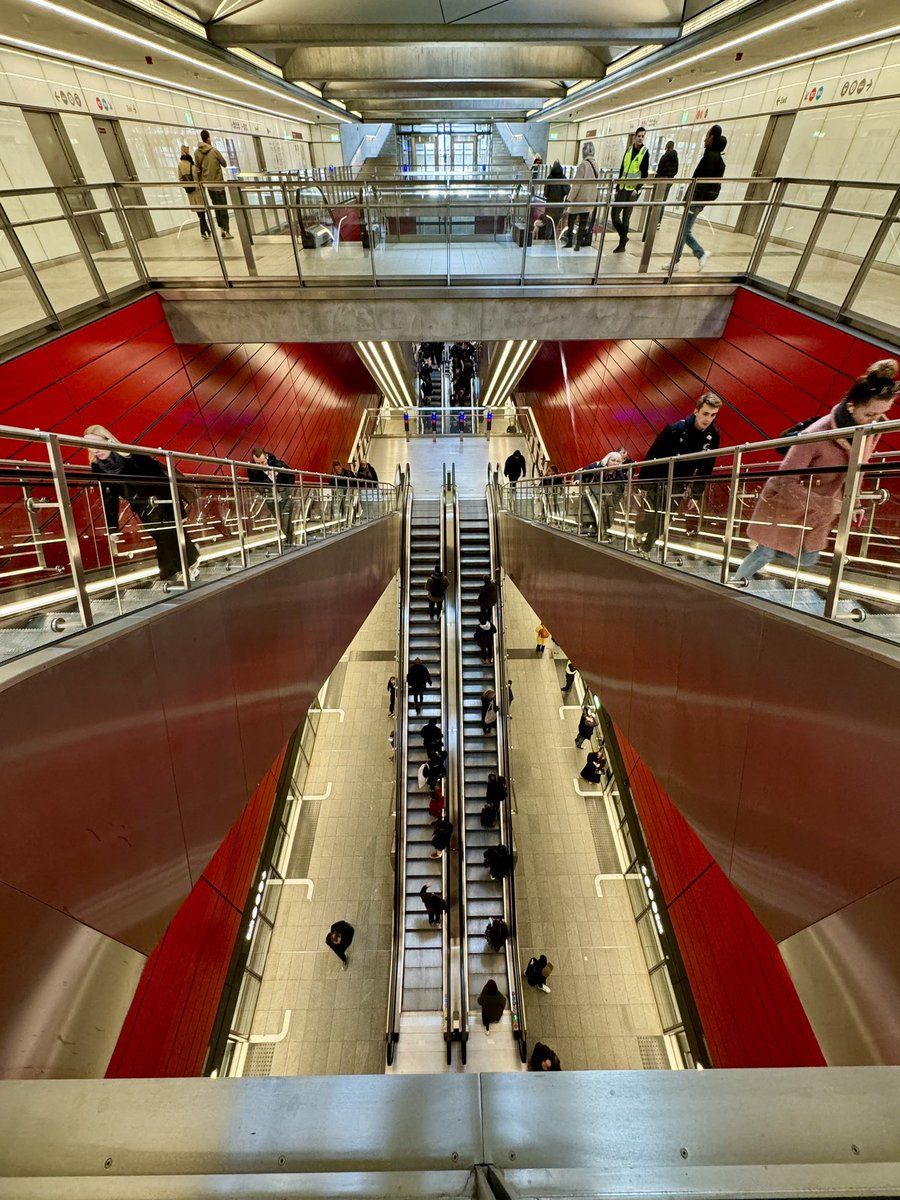 Beautiful architecture in the Copenhagen Metro! Here, below the main train station (“København H”). #denmark