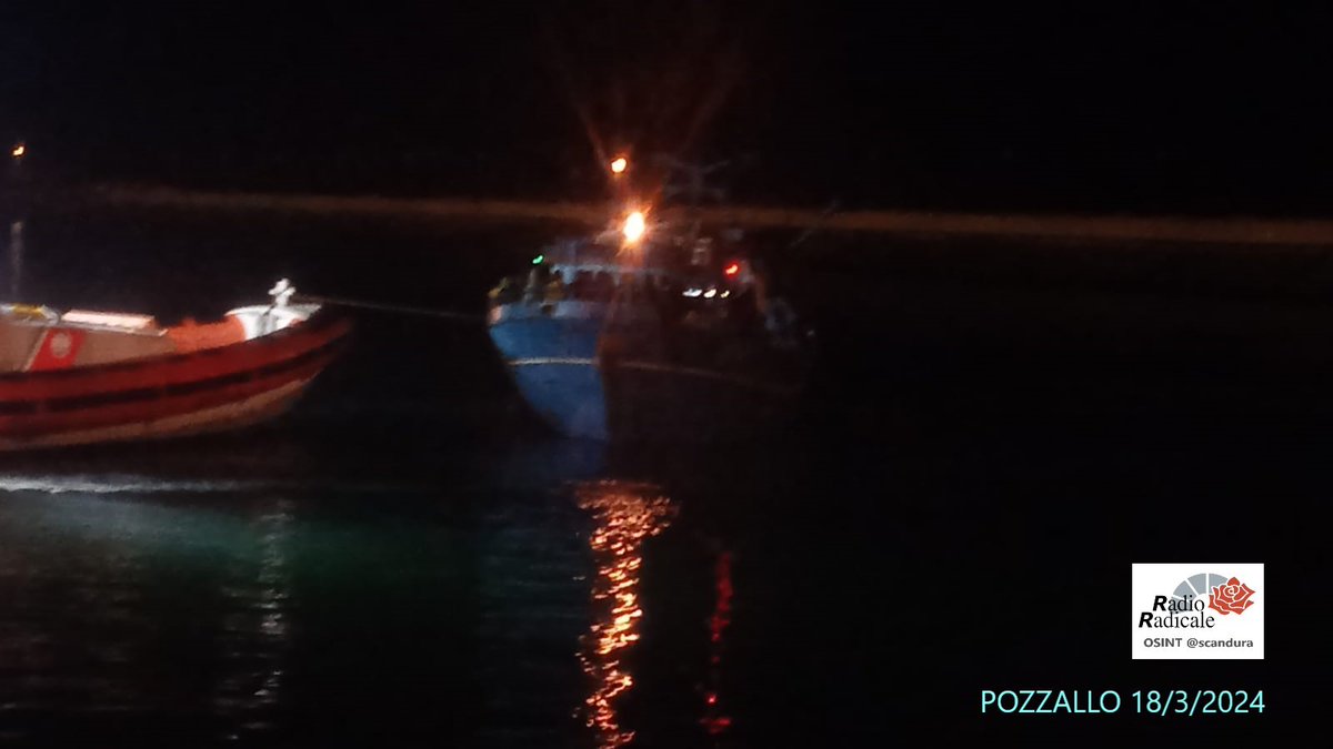 scandura's tweet photo. 3⃣
✏️Recap
381 Persone
📍 Partite da* Sirte #Libia
(tutti uomini)
🌍:🇧🇩🇵🇰
#Pozzallo, sbarco notturno: motopesca assistito in scorta dalla vedetta SAR 🚢#CP325⚓️🇮🇹 della Guardia Costiera Italiana, dopo il rintraccio a 15 miglia ca. da Portopalo.
* Fonti OOII🌐a Radio Radicale https://t.co/zP5jst7oKt