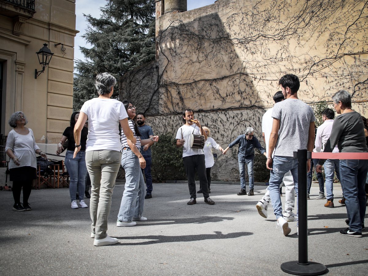 Dissabte passat el pati de l'Ateneu de #SantCugat va convertir-se en un espai de trobada pels amants dels balls folk i de plaça. Sota la direcció de <a href="/Ggrejo/">Joan Codina Vila</a>  professor de l'Ateneu, vam gaudir del sarau que organitzem un cop al mes!
➡️ateneu.cat/dansa-ballsfol…