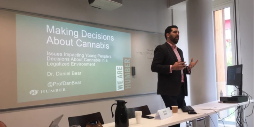 Be sure to catch <a href="/ProfDanBear/">Daniel Bear</a> speaking <a href="/cannexpotoronto/">Cannexpo</a> this Friday at 1:15 pm.
#Toronto  #CannabisSpeaker #TorontoEvents