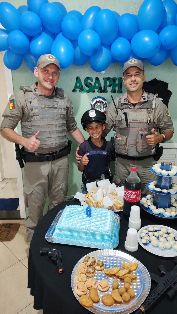 Pequeno admirador da Brigada é surpreendido em seu aniversário 
O pequeno Asaph, que sonha um dia ser policial, recebeu os policiais militares do 34º BPM em sua residência para celebrar seu aniversário de 8 anos.
Parabéns Asaph!
