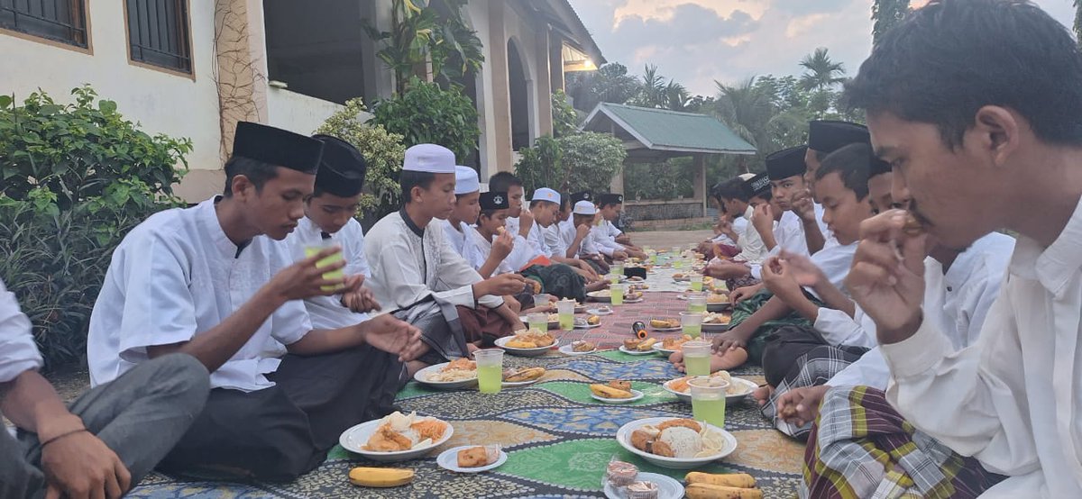 iyans67's tweet photo. Alhamdulillah...senyuman mereka para santri dalam menunggu berbuka puasa terlihat bahagia sekali...terimakasih kami buat para dermawan yang telah ikut program berbagi buka dengan anak2 yatim, dhuafa dan muallaf di kampus yatim Lovers. https://t.co/9KPDBRkVeu