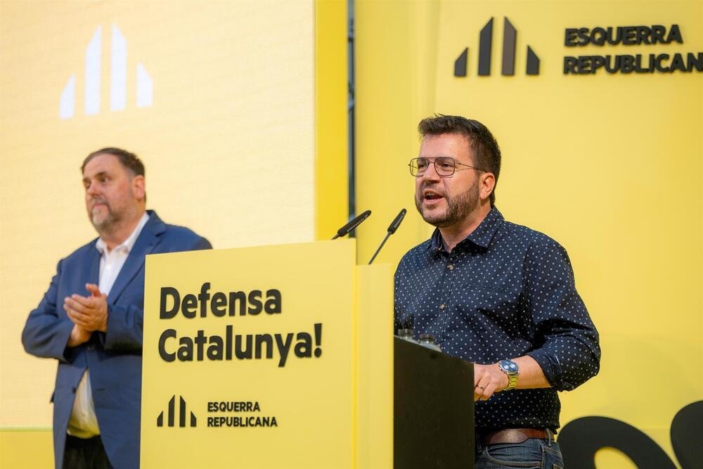 puigfalconer's tweet photo. QUÈ DEFENSEN?
1.-Les presons un polvorí.
2.-La pagesia arruinada.
3.-Cap resposta a la sequera.
4.-Els sanitaris anorreats.
5.-Els educadors desprestigiats.
6.-Les inversions de l'Estat a mínims.
7.-Una seguretat baix minims.
8.-Perdua de F-1.
9.-Perdua del MOBILE.
10.-Cap futur. https://t.co/HWAsjLtFfH