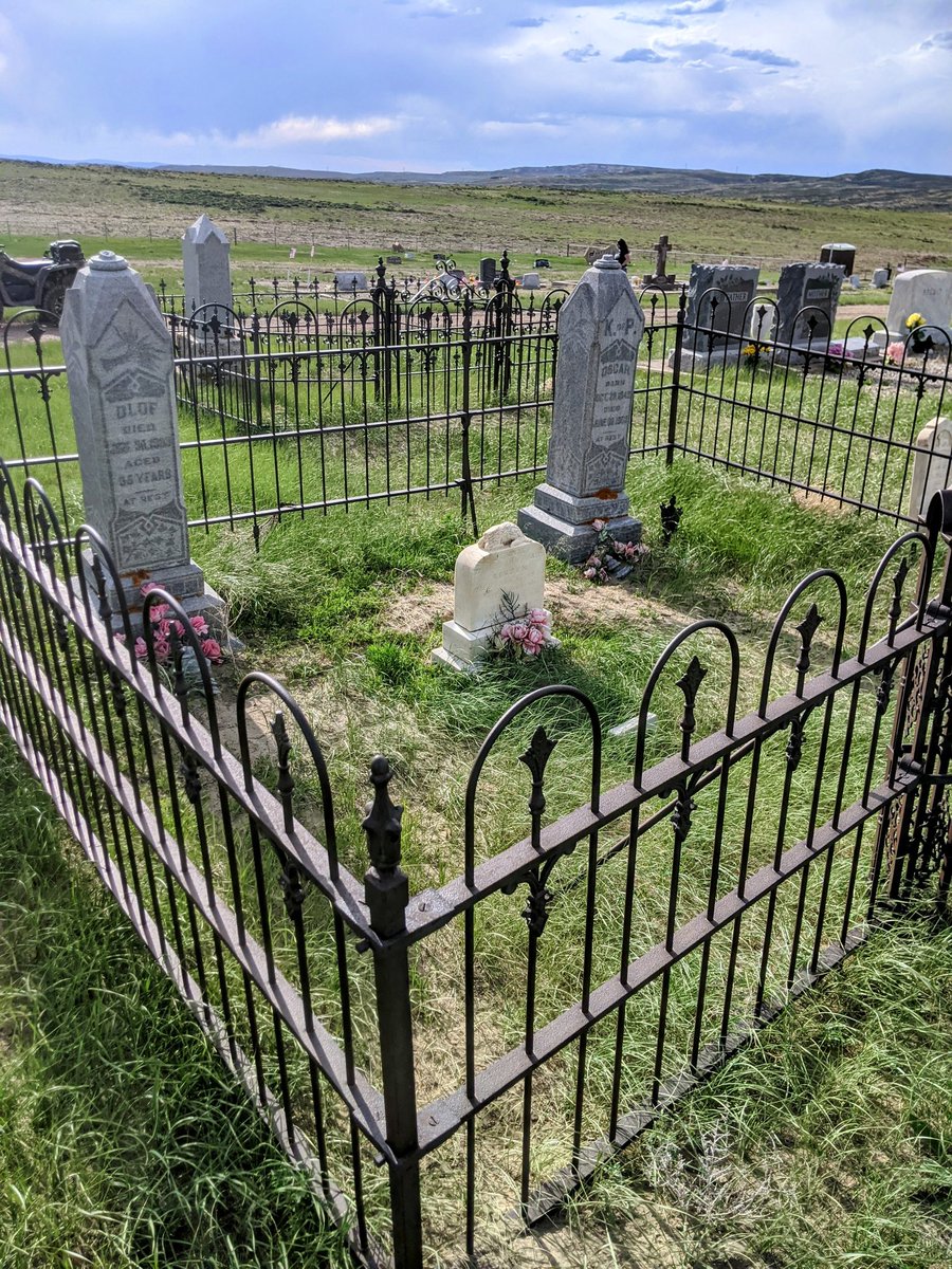 Monday Inspiration 🦋 'We'd gain a lot of ground 'Cause we'd both give a little And there ain't no road too long When we meet in the middle.' ~ Diamond Rio Photo: Hanna Cemetery circa 1903 - Hanna, Wyoming theordinaryextraordinarycemetery.com #mondayinspiration #diamondrio #cemeteries