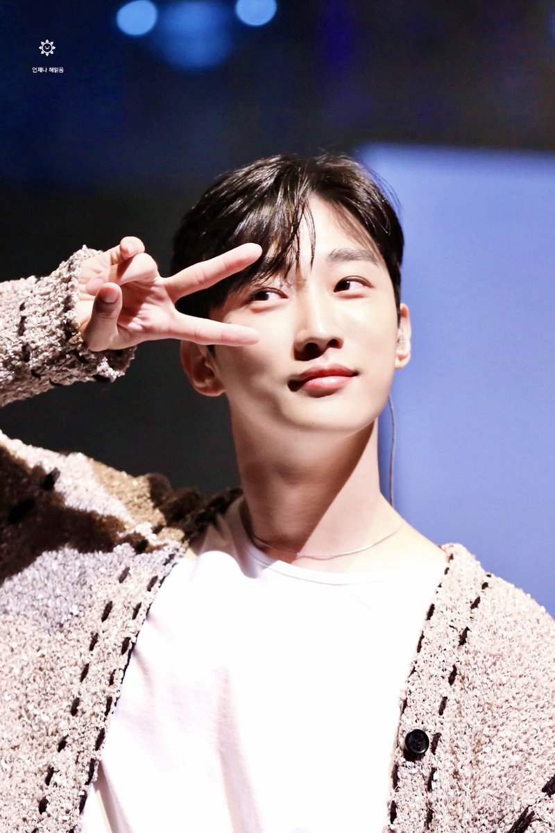 marie1357's tweet photo. 240317  Japan fanmeeting 

선물🎁

팬미팅에서의 진영 ✌️🫶❤️

#진영 #정진영 #Jinyoung #ジニョン 
@_jinyoung911118 https://t.co/oKs4U7eWH2