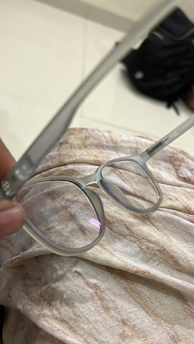 Vinnee07's tweet photo. It’s been 8 month and 4 month might be I used it and it’s dirty, frame lost it’s shine, no durable in terms of color. Not good experience,no replacement. At this cost I get better frame in my local stores with durability and good product quality @Lenskart_com @peyushbansal https://t.co/g20hNUMSgU