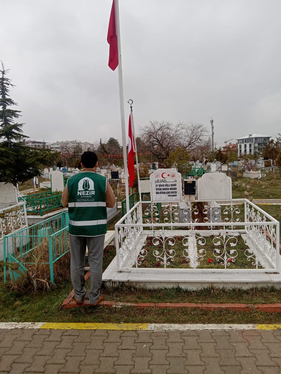 Nezir gönüllüleri, Kırıkkale ve Van şehitliğini ziyaret ettiler.

Bütün şehitlerimize rahmet diliyoruz, gazilerimizi minnetle yâd ediyoruz.

#Nezir #18Mart1915