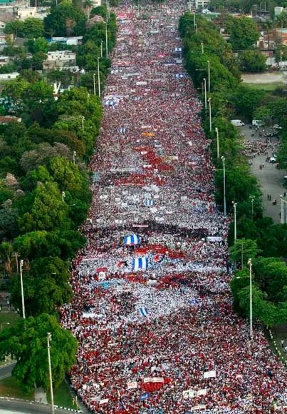 El camino es la calle, dicen 😏… y tienen razón, el pueblo cubano lo ha hecho muchas veces a lo largo de su historia… esta imagen es un ejemplo claro… ¡Viva Cuba! 🇨🇺✊🏻