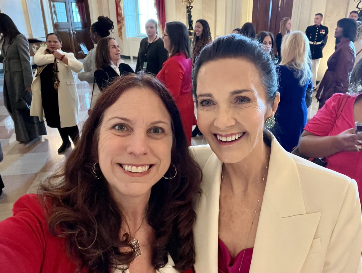 It was terrific to run into @RealLyndaCarter at the White House today to celebrate #WomenHistoryMonth! Ioved watching Wonder Woman as a kid.