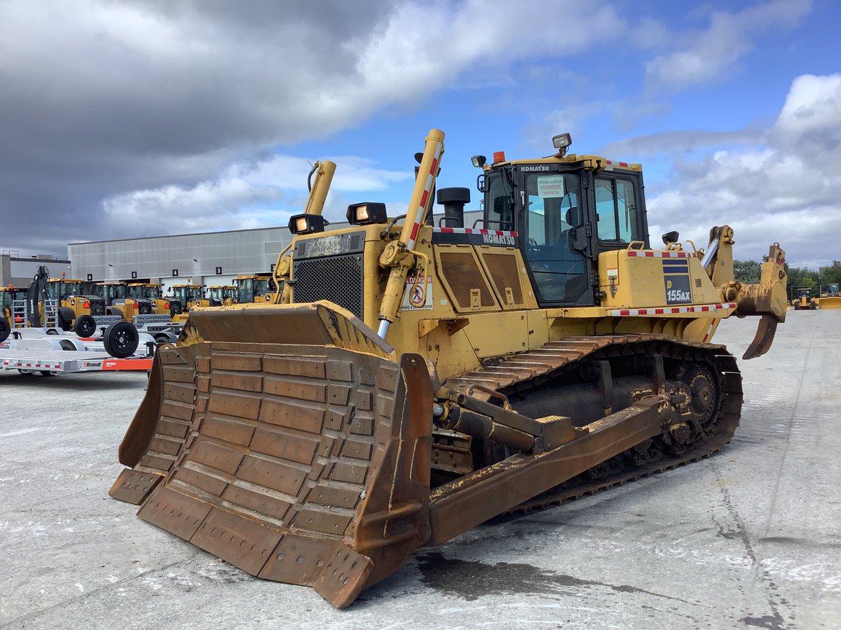 When it comes to productivity, this 2018 Komatsu D155AX-7 dozer is a doozy! Get the dirt on it: bit.ly/3TDepUQ #MachineMonday -- Pour la productivité, ce bouteur 2018 Komatsu D155AX-7 fera un long bout! Salissez-le: bit.ly/43lszNv #LundiMachine