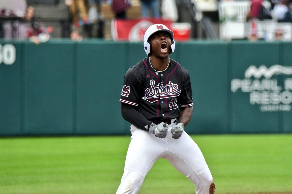 BACK LIKE WE NEVER LEFT

YOUR #21 RANKED DIAMOND DAWGS