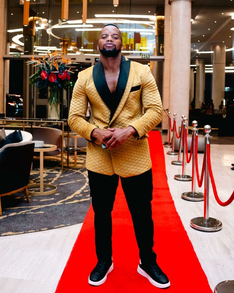 A man who needs no introduction. But hey, introducing @senzo_radebe for @palse_africa adorned him last night @ SA Style Awards x @zebrasquare001 won the Most Stylish Performing Artist in Film
Grooming: @princekutz
Tux & pants: @palse_africa
Photography: @Genirrational_M
P./S.