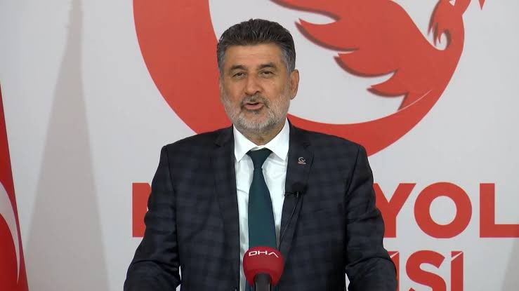 🗣️ Milli Yol Partisi Genel Başkanı Remzi Çayır: 

"Sayın Bahçeli, seni anlamakta gerçekten güçlük çekiyorum.

 Bir partinin Genel Başkanı nasıl başka bir partinin Genel Başkanına yalvarırcasına ‘Milleti bırakma bizi bırakma, yeni yüzyılın kurtarıcısı’ diyebilir?"