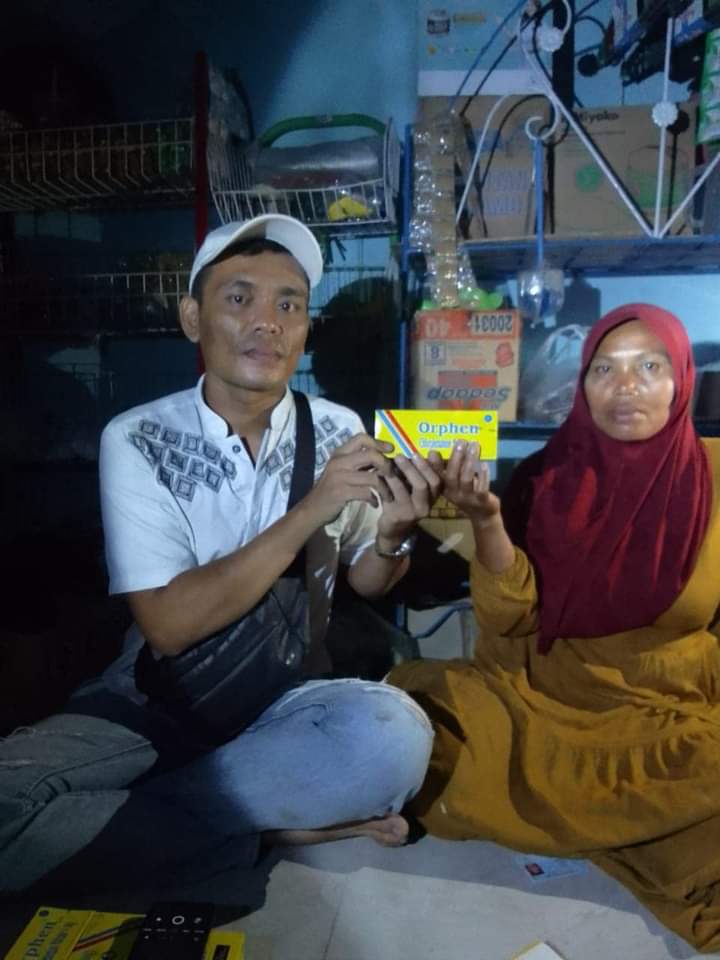 MODUS PENIPUAN DENGAN JANJI BUKA TOKO GROSIR SEMBAKO!!

Kejadian ini berada di daerah Lombok Timur. Seorang ibu telah tertipu memberikan uang sebesar Rp 5 juta rupiah dengan dijanjikan akan dibantu membuka toko sembako. 

<a href="/DivHumas_Polri/">Divisi Humas Polri</a> 
<a href="/polreslotim/">POLRES LOMBOK TIMUR</a> 

Ini tampang penipunya
