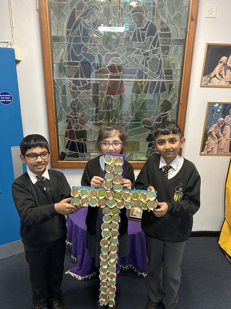 Happy #GlobalRecyclingDay 

Year 4 have created their very own Lenten cross using recycled materials (egg boxes, cardboard and lollipop sticks). 

@HolyFamilyScho1 

#Livesimplyhfb10
#catholiclifehfb10