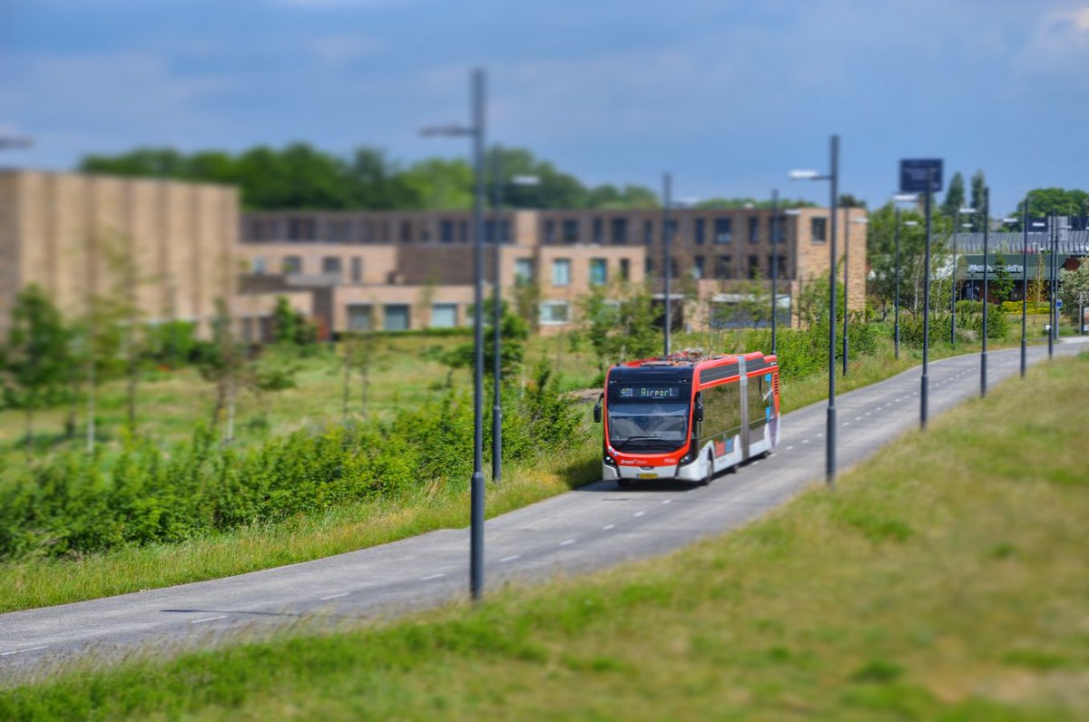 thomas_chaffaut's tweet photo. Eindhoven : Miniature ou réalité ? Un VDL Citea SLFA-181 se dirige vers l’aéroport après avoir desservi le P+R de Meerhoven. (24.05.2022)

#Eindhoven #Brabant #Transdev #Connexxion #VDL #Citea #SLFA181 #bus #autobus #BRT #electric #sustainablebus #nature #city #transport #transit https://t.co/W3wMRnNV0e