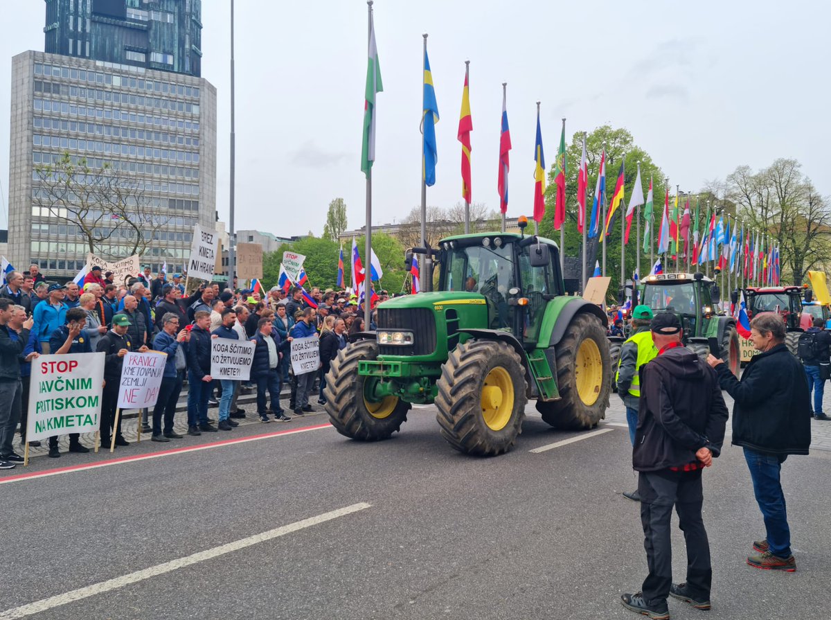 V <a href="/strankaSLS/">SLS</a> obžalujemo, da so kmetje nasedli obljubljam ministrice <a href="/MKGP_RS/">Ministrstvo za kmetijstvo, gozdarstvo in prehrano</a> 🌾
▶️Naivno je verjeti obljubam vlade, ki je na podoben način že izigrala zdravnike.
▶️ Spomnite se časov ministra Cirila Smrkolja in jih primerjajte s situacijo danes.
👇🔗 sls.si/2024/03/v-sls-…