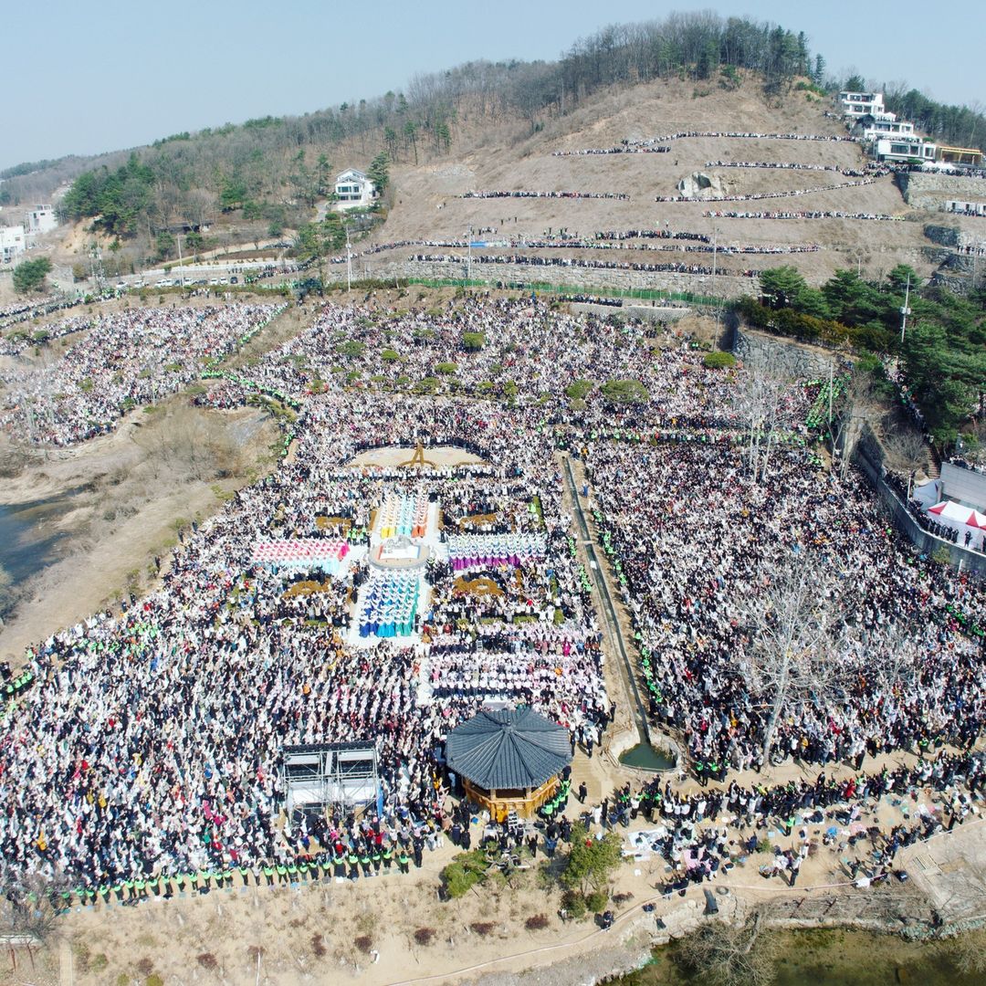scjchurch's tweet photo. 📸사진으로 보는🎞
신천지 창립 40주년 기념행사
人山을 이루다!

#신천지 #창립40주년
#약속의성전
#신천지_예수교회 #40돌 #축하
#약속의목자
#이만희_총회장님
#성경대로_SHINCHEONJI
#성경대로_창조된교회
#SINCE19840314 https://t.co/LICvbBXKxe