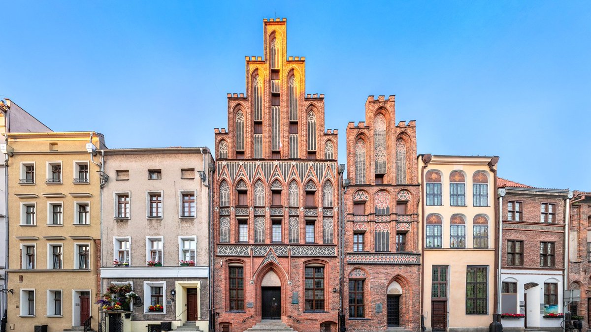 Discover #Toruń: The City of Stars and Spice 🌟 Birthplace of the father of modern astronomy, Nicolaus Copernicus, This #UNESCO World Heritage city offers more than just stars. The city is also famed for its mouthwatering delicacy –the Toruń gingerbread (Pierniki Toruńskie)!