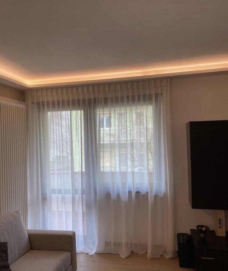 lasophiee5's tweet image. Design curtain Tip:
Your curtain rod does not need to be right above the window- raise them to give the appearance of a larger window- especially when your ceilings are higher. It will make the room feel more grand.👌🏻
#designtips #designtipsandtricks
📸:/ IG: devoretendaggi