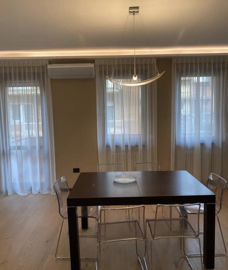 lasophiee5's tweet image. Design curtain Tip:
Your curtain rod does not need to be right above the window- raise them to give the appearance of a larger window- especially when your ceilings are higher. It will make the room feel more grand.👌🏻
#designtips #designtipsandtricks
📸:/ IG: devoretendaggi