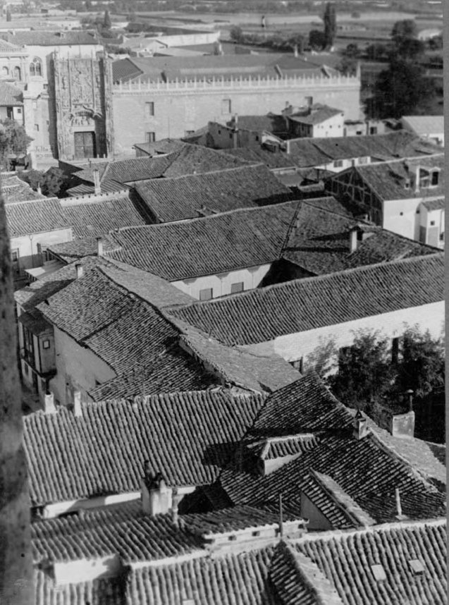 valladysuscosas's tweet photo. Vista panorámica del Colegio de San Gregorio de #Valladolid tomada desde la torre de la Iglesia de San Martín en 1946

📷 Archivo municipal de Valladolid https://t.co/TGmBTs5k5D
