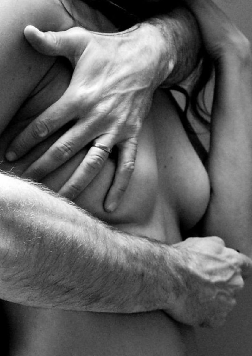 Vulnerable estoy ante tus
Irresistibles caricias, ante
Tu imponente presencia que
Abraza mi alma, desatando mis
Latidos entre mi ser.
#AporteAcróstico