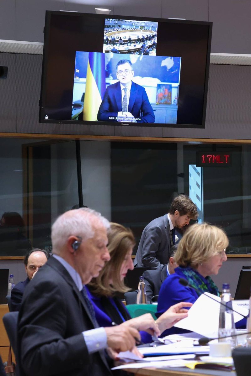 Čas pomáhat Ukrajině 🇺🇦 je teď. Proto jsem na jednání v Bruselu za přítomnosti @DmytroKuleba vyzval evropské 🇪🇺 partnery k dalším příspěvkům do české 🇨🇿 muniční iniciativy. Řešili jsme i podporu pro připravovaný již 14. balík sankcí vůči Rusku.