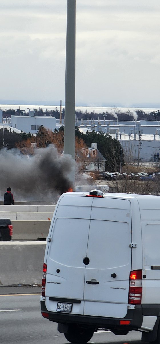 Car rollover and on Fire #QEW Toronto bound and #Hwy403 Avoid the area  @511Ontario @401_da_sarpanch @citynews680 @CP24