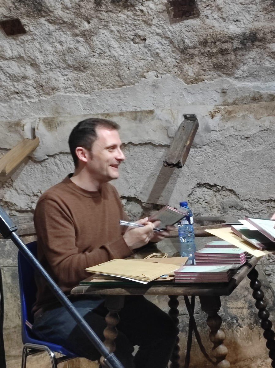 VilarBou's tweet photo. Muchas gracias por arroparnos tan cálidamente a @fpuertag y a mí en la presentación de #PuroSer en #Cehegín.

#Poesía #Arte #Murcia #RegiónDeMurcia https://t.co/h9WMx7zZgw