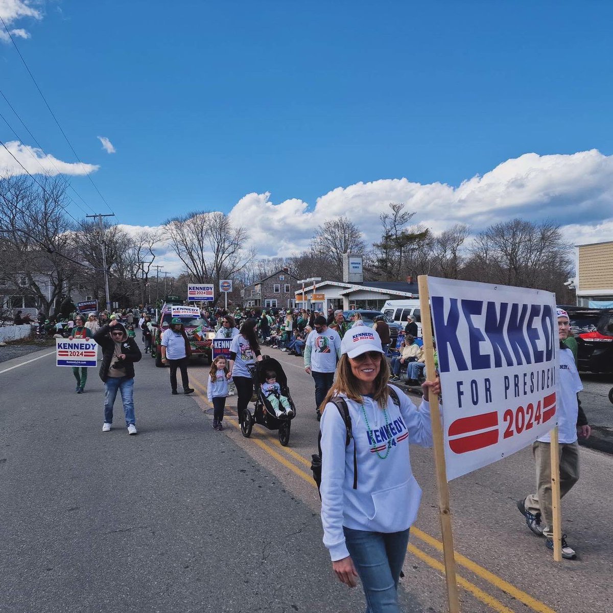 Happy St. Patrick’s Day! Dozens of volunteers showed their support for @RobertKennedyJr at marches all across mass! 
#Kennedy24 #healthedivide