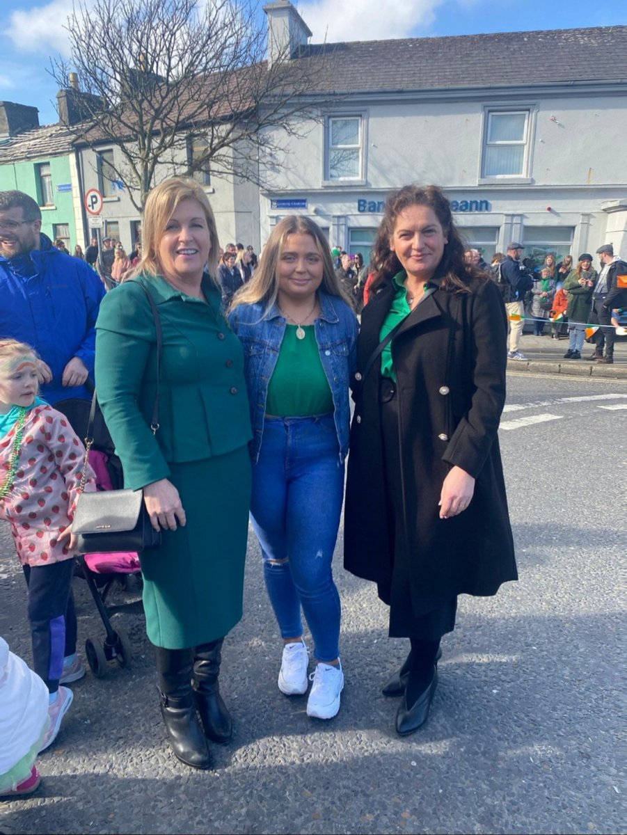 Great to meet up with @conwaywalsh and @RosaleenLally2 yesterday at the Belmullet Parade. Two strong, inspiring women I'm grateful to have around me. 🇮🇪🇮🇪