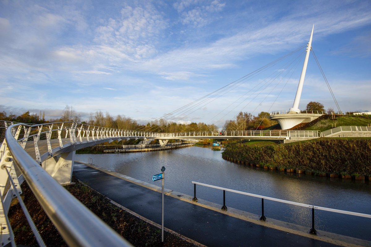 We have some beautiful blue spaces along our canal network, perfect for a Monday evening stroll.  🚶‍♀️

Please remember to be #canalcareful when visiting our waterways and be mindful to stay clear from the water's edge.  💧

📍Stockingfield Bridge, North Glasgow

@WaterSafetyScot