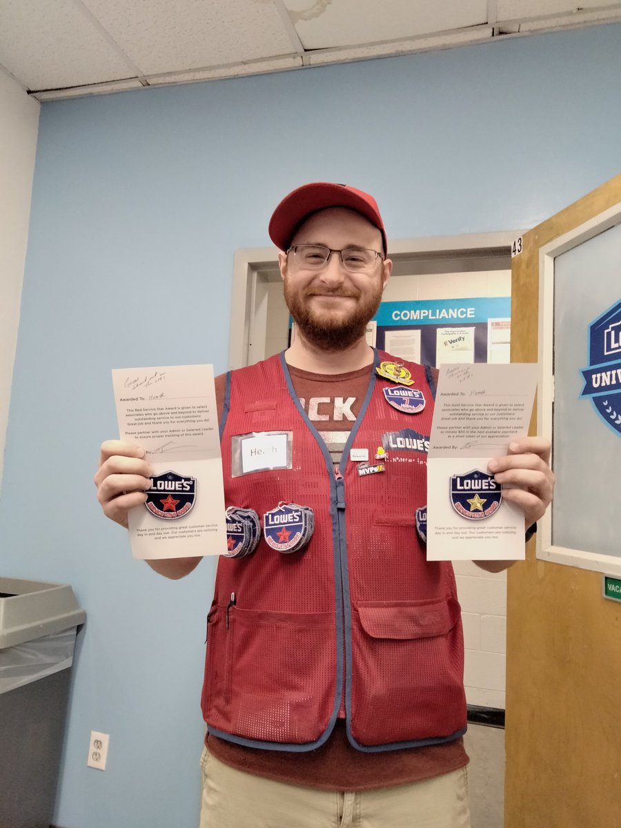 BrianTickle447's tweet photo. Congratulations to Heath for receiving his gold service star. For the great customer service he provides. @BenitoKomadina @som2to @BrianTe58414379 @BlueBoxR1 https://t.co/wFHMeFQlsN