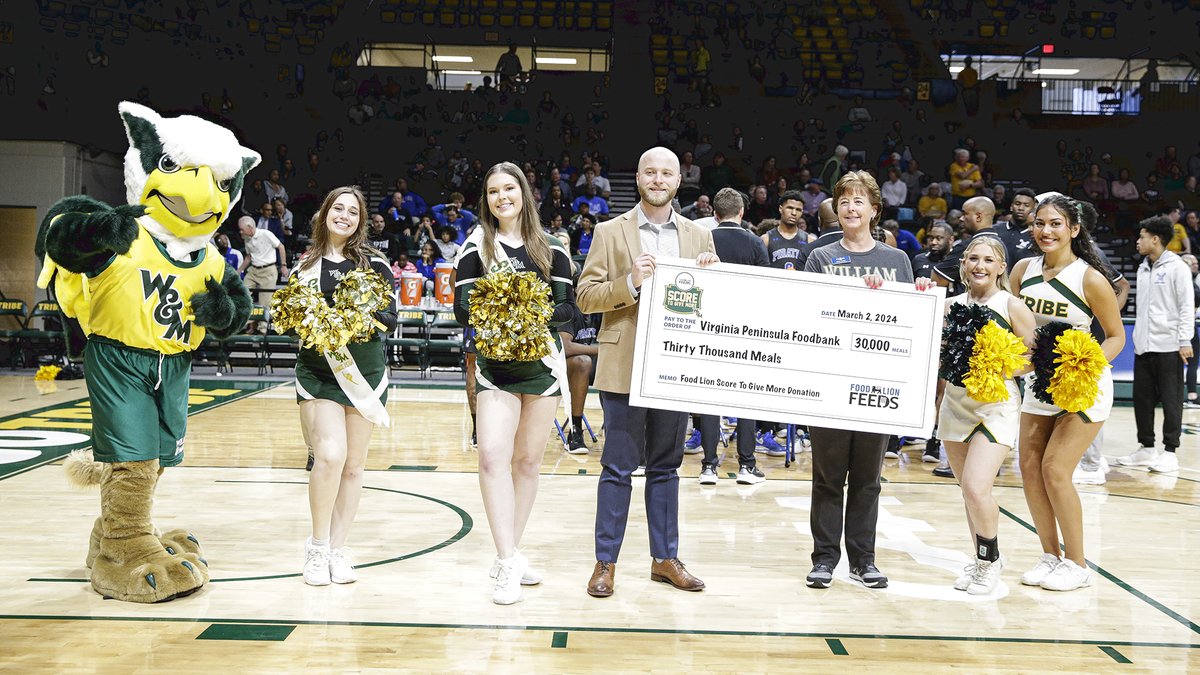 As part of the Food Lion Score to Give More program, Houston Wallace presents a check to W&M alum and @hrfoodbank CEO Karen Joyner for 30,000 meals at the Tribe’s home game vs. Hampton. Thank you @FoodLion‼️ #GoTribe