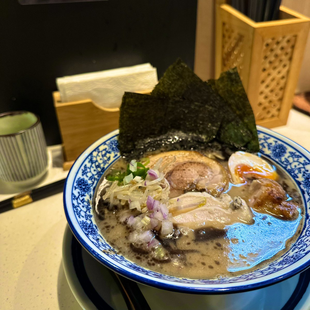 championyu2's tweet photo. 炊煙

據說是三重拉麵的頂點

店內空間有限，所以平時傍晚通常需要小排一下

這次嘗試黑蒜豚骨拉麵，獨特蒜香以及濃郁豚骨湯底完美融合，溏心蛋也處理得很好。

是一家在水準��上的 #拉麵 店 https://t.co/KuC1NoVIBW