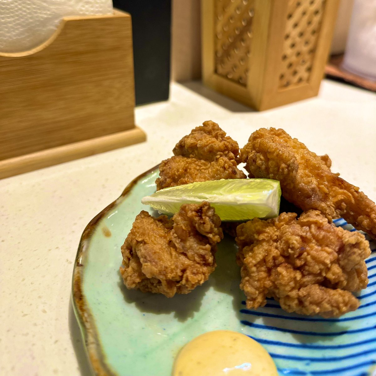 championyu2's tweet photo. 炊煙

據說是三重拉麵的頂點

店內空間有限，所以平時傍晚通常需要小排一下

這次嘗試黑蒜豚骨拉麵，獨特蒜香以及濃郁豚骨湯底完美融合，溏心蛋也處理得很好。

是一家在水準��上的 #拉麵 店 https://t.co/KuC1NoVIBW