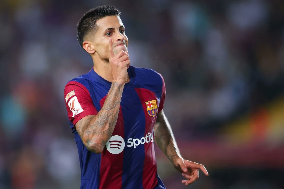 Cancelo: "Quero muito jogar no Benfica, muito mesmo. Mas queria fazer mais dois ou três anos aqui [Barcelona]."

Via: <a href="/rtppt/">RTP</a>