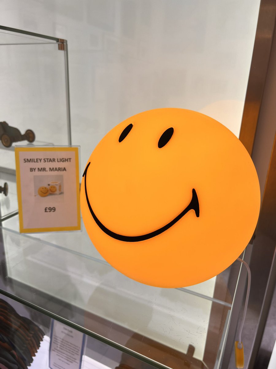 Great to see this @SmileyNews #Smiley #originalsmiley lamp at the @saatchi_gallery #saatchigallery shop #smileymovement #positivenews #minimiseourhumanfootprint