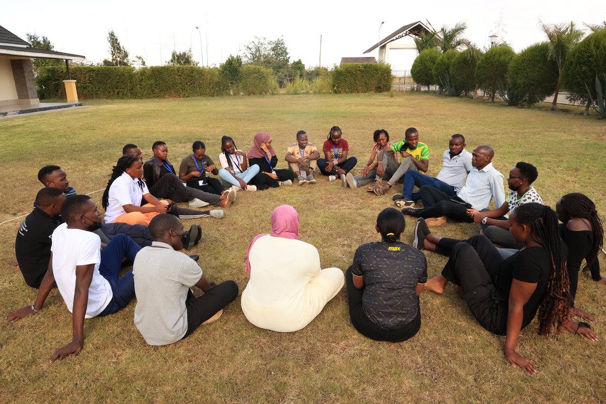 Thomas256ug's tweet photo. Today, we learnt how #Leaders ought to handle situations in the communities & people they lead.
Leaders are made & this is what @Afidep & @USAIDGH are doing through the #BuildPHEDProject but also integrating leadership with other natural dynamics.
#PHED #PHEDProject https://t.co/paICOzOoAu