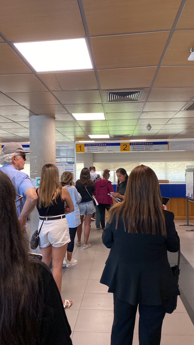 El colmo que el registro civil de <a href="/MuniVitacura/">Municipalidad de Vitacura</a> no tenga fila de atención preferencial (embarazadas, tercera edad y discapacidad). Acá haciendo 8 mil horas de cola con 9 meses de embarazo.
