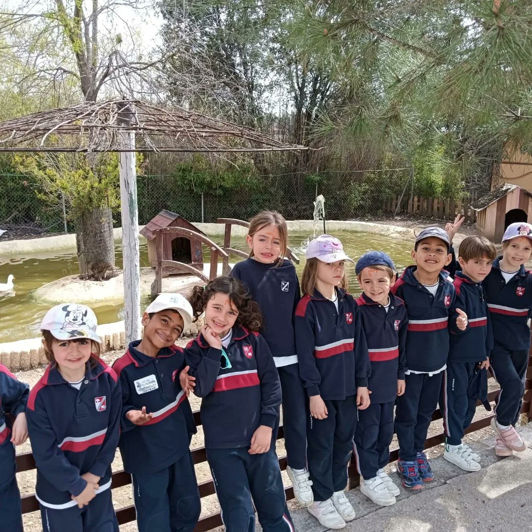 CValdefuentes's tweet photo. ¡Día de granja! En 3º de Infantil empezamos la semana con una excursión a la granja escuela, disfrutando del día con los animales y con muchas actividades.
#Educare #Educar #FormamosPersonas https://t.co/4N6IOv0N9T