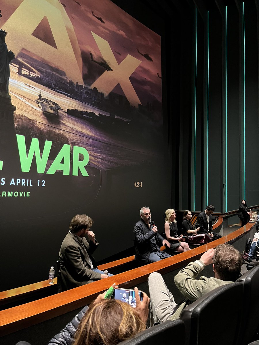 dagocedillos's tweet photo. Los últimos días, justo cuando empezaba a pegar el cansancio pude asistir en la tarde a algunos eventos de música y cine con amigos. Nos tocó screening de @CivilWarMovie al cual asistió el elenco a dar comentario @kirstendunst, Wagner Moura, Cailee Spaney y director Alex Garland https://t.co/tVFfCcI0y5