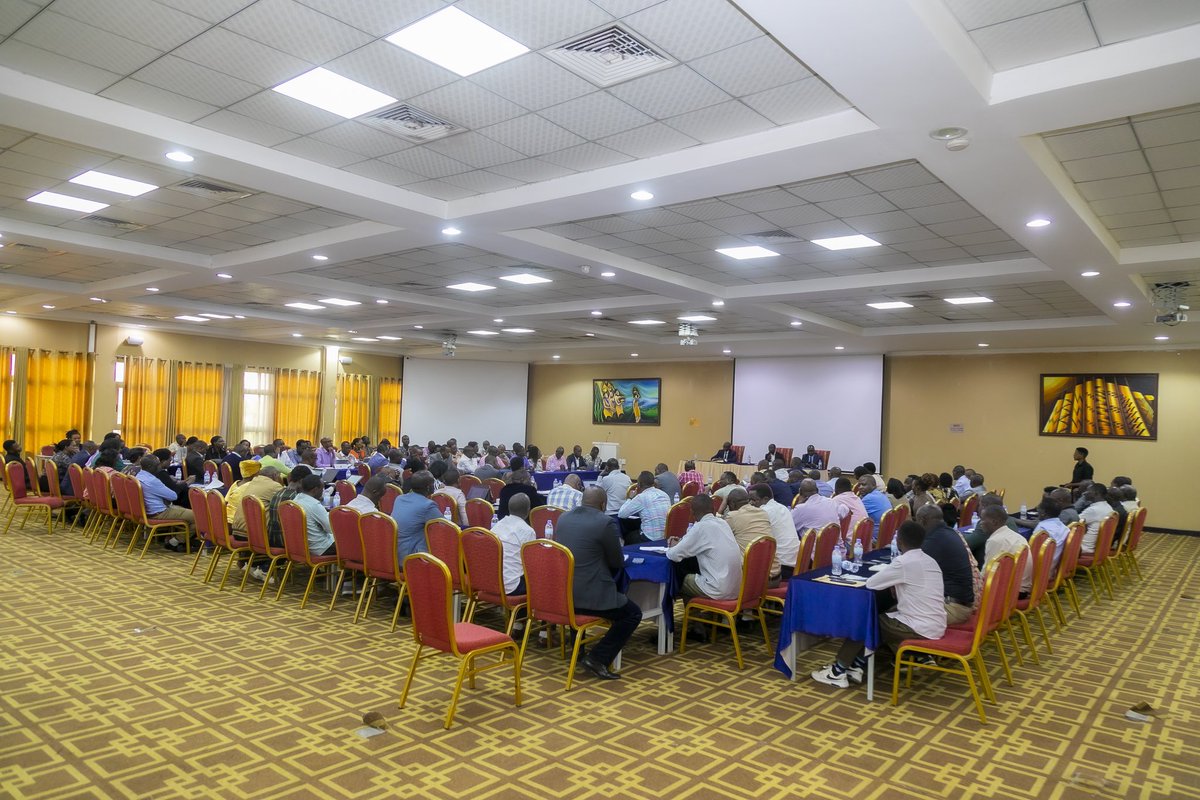 RwandaAgri's tweet photo. Uyu munsi, abaminisitiri @Ilde_Musafiri, @Ngabitsinze na @undagijimana bagiranye inama n’abacuruzi bafite amasoko ya Leta yo kugemurira ibiryo ibigo by’amashuri,hagamijwe kunoza uburyo bwo kugura no gukoresha ibigori byeze mu gihembwe cy’ihinga 2024A, hubahirizwa igiciro cyagenwe https://t.co/4TYYEgQTYK