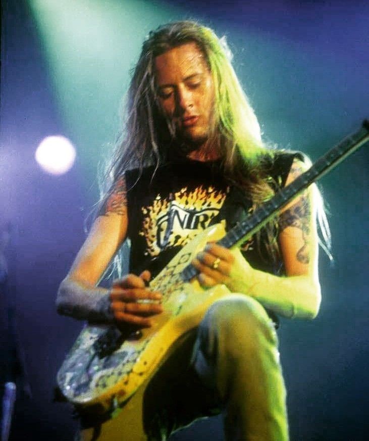 Feliz cumple al rifflord del grunge por excelencia: Jerry Fulton Cantrell 🕊.
Only reap what you sow... BRIGHTEN!