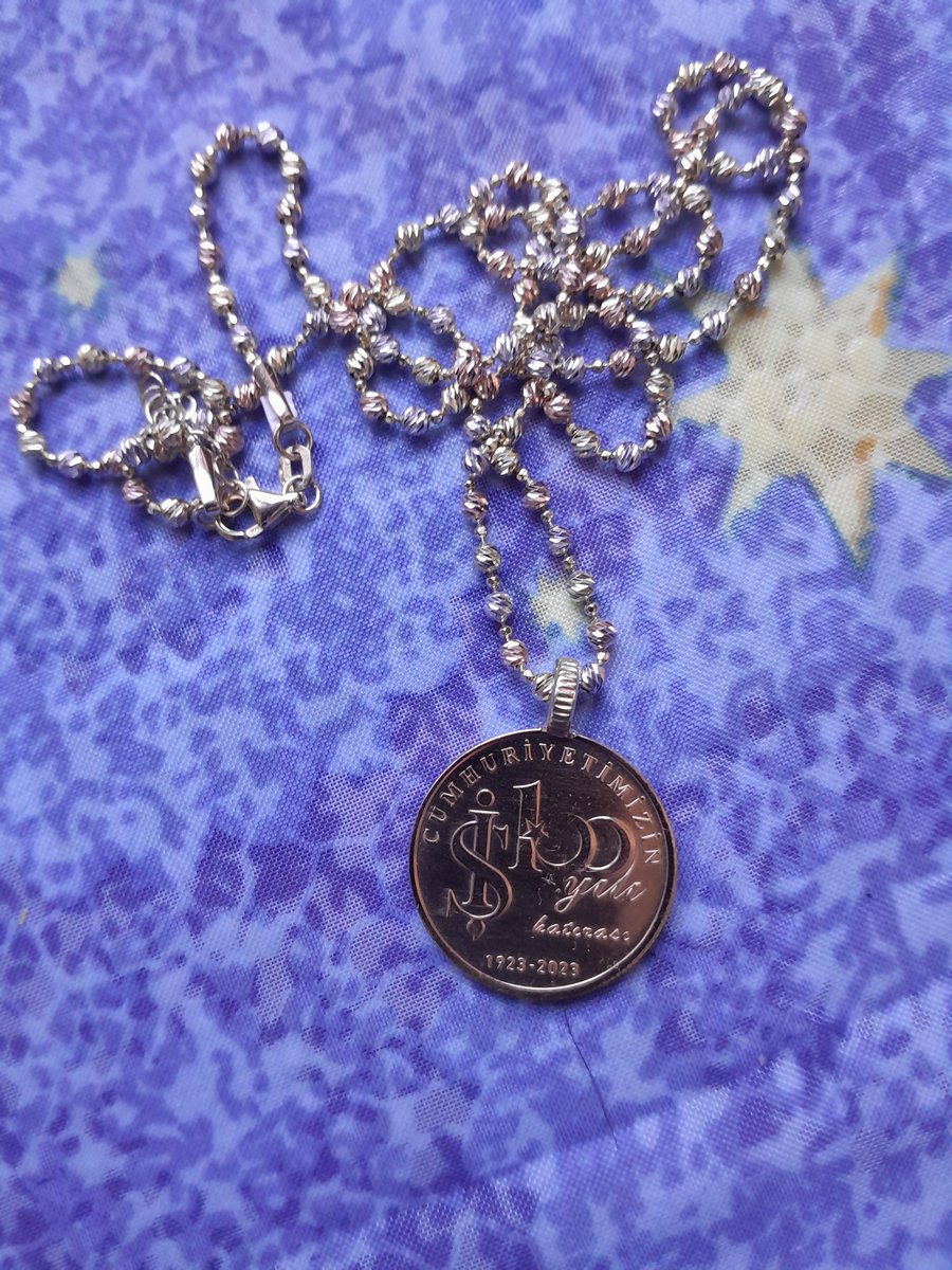 Cumhuriyet'in 100. yılı dolayısıyla, Türkiye İş Bankası'nın şahsıma vermiş olduğu bu değerli hediyeyi, bankanın bir mensubu olarak ömür boyu gururla taşıyacağım...
Teşekkürler... ❤️