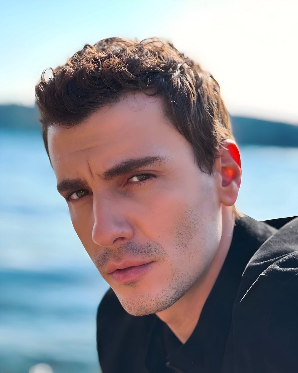 Reymir136's tweet photo. The stubble looks so 🥵🥵 
#aslaz #Yabani https://t.co/V0JPF4rgf3